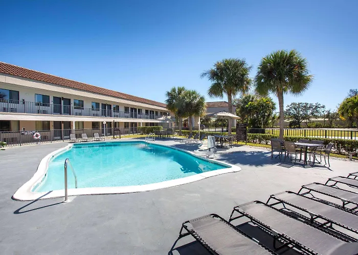Cheap hotel: Super 8 By Wyndham Naples