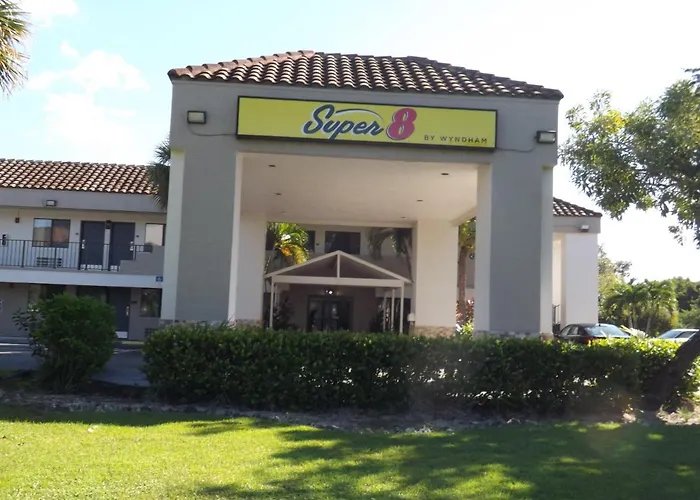 Cheap hotel: Super 8 By Wyndham Naples
